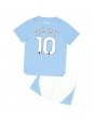 Otroški Nogometna dresi replika Manchester City Jack Grealish #10 Domači 2023-24 Kratek rokav (+ hlače)